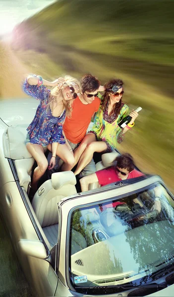 Jóvenes divirtiéndose en cabriolet — Foto de Stock