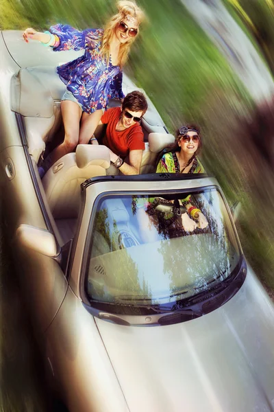 Mladí baví v kabriolet — Stock fotografie
