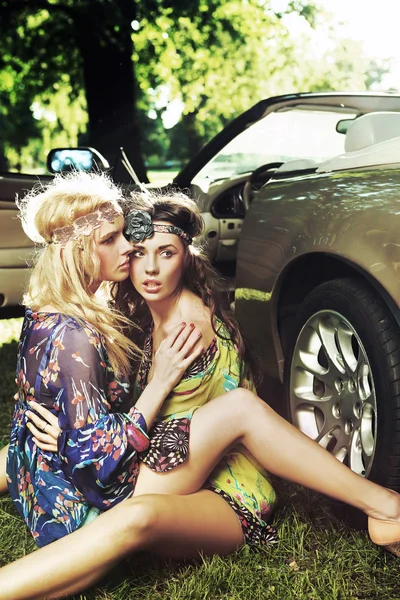 Två kvinnor bredvid bilen — Stockfoto
