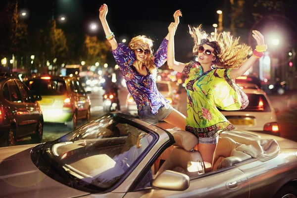 Zwei glückliche Frauen im Auto — Stockfoto