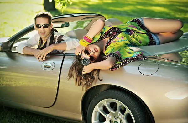 Hübsches Paar im Cabrio — Stockfoto