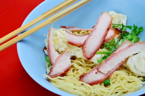 赤豚肉と卵麺 — ストック写真