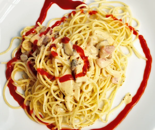 Spaghetti à la sauce aux champignons — Photo