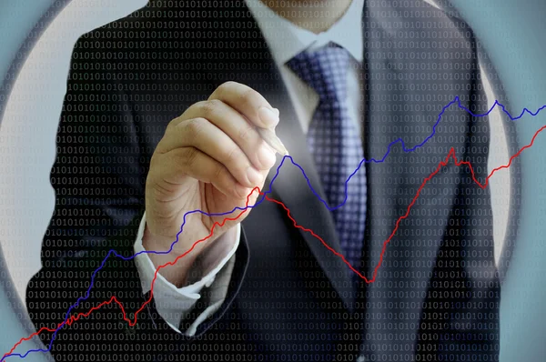 Empresário analisa o gráfico da bolsa de valores — Fotografia de Stock