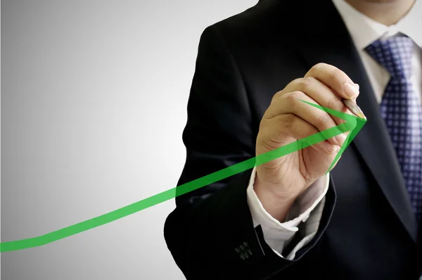 Empresario escribir una flecha verde crecer — Foto de Stock