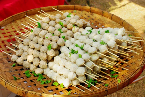 Bola de carne em bandeja de bambu — Fotografia de Stock