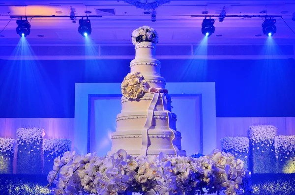 Esküvői torta, színpadi világítás — Stock Fotó