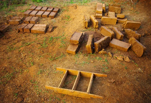 粘土レンガの粘土の家を建てる — ストック写真