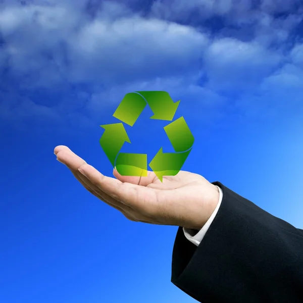 Öko-Konzept, Unternehmer tragen das Recycling-Symbol — Stockfoto