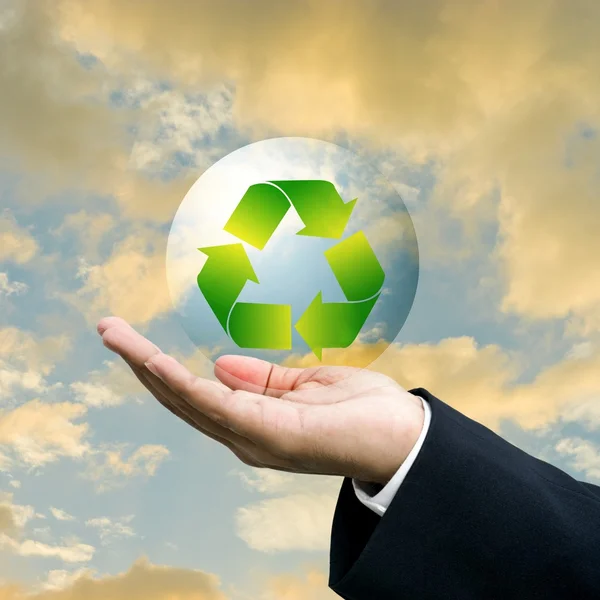 Επιχειρηματίας φέρουν το σύμβολο ανακύκλωσης φυσαλίδες — Φωτογραφία Αρχείου