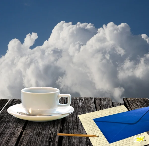 Drinken en schrijf een brief met mooie wolk achtergrond — Stockfoto