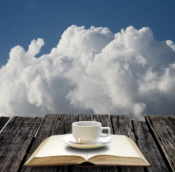 Koffiepauze op het boek met blanke pagina met bewolkte hemelachtergrond — Stockfoto