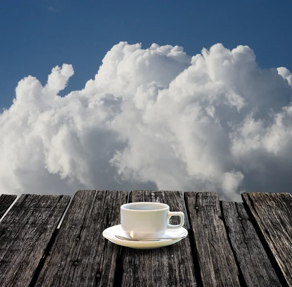 Dricka varmt kaffe på den högsta platsen — Stockfoto
