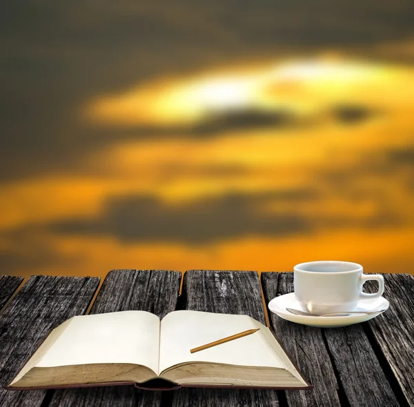 Riposo per scrivere su libro nota e bere caffè caldo con vista sul tramonto — Foto Stock