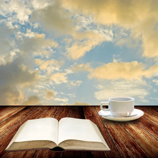 Open boek en drinken koffie, ontspannen concept — Stockfoto