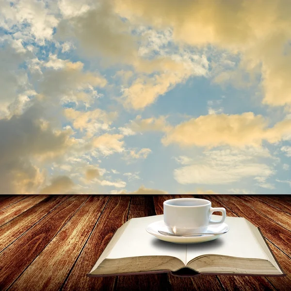 Kávészünet koncepció napnyugtakor ég — Stock Fotó