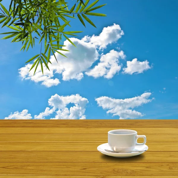 表与好蓝蓝的天空上的热咖啡 — 图库照片