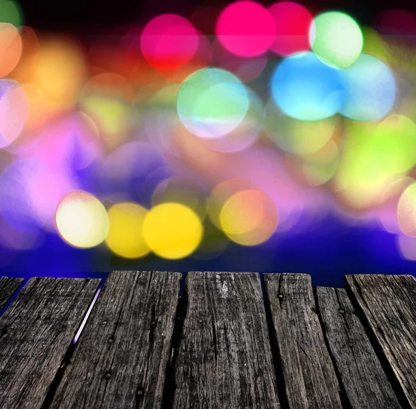 Grunge 木制表与五光十色的灯光背景 — 图库照片