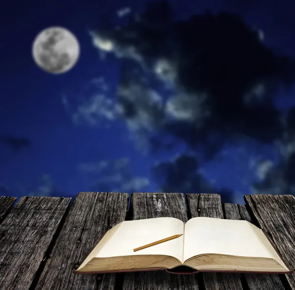 Libro abierto por la noche — Foto de Stock