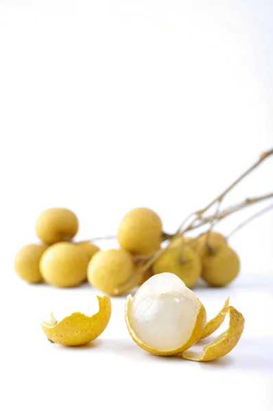 Longanfrucht auf weißem Hintergrund — Stockfoto
