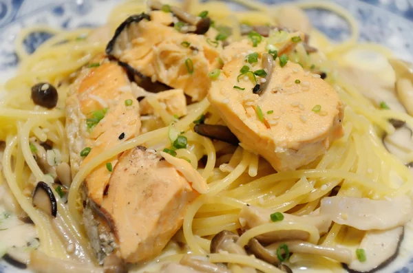 Spaghetti with Salmon in Japanese style — Stock Photo, Image