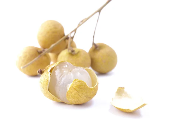 Longan фрукты на белом фоне — стоковое фото