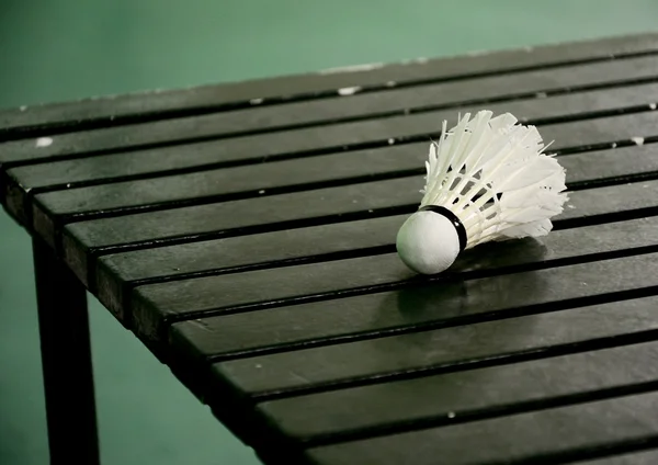 Ahşap masa, badminton spor kavram Servisi horoz — Stok fotoğraf