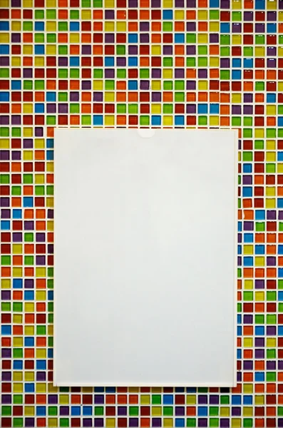 Порожня паперова дошка на барвистій мозаїчній стіні — стокове фото