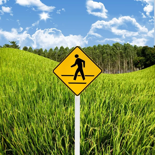 Дорожный знак с ландшафтным фоном, концепция путешествия в сельской местности — стоковое фото