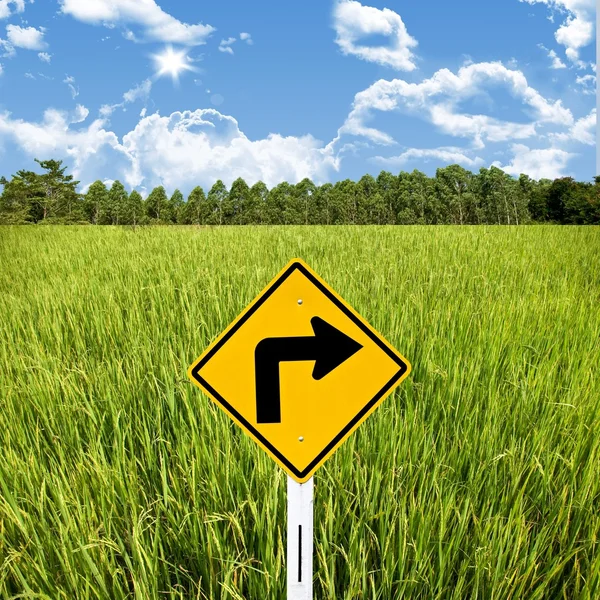 Turn right sign with rice field, Travel in countryside concept — Stock Photo, Image