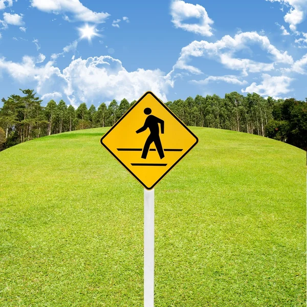 Дорожный знак на зеленом фоне поля для гольфа — стоковое фото