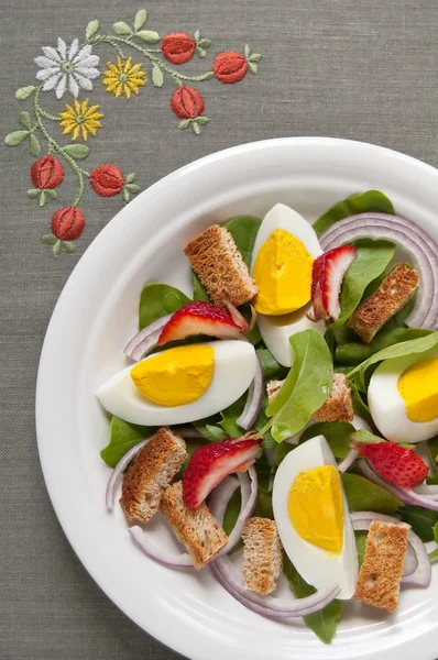 Salat mit Ei — Stockfoto