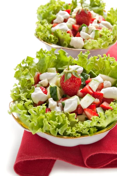 Зеленый салат с огурцом, цуккини и клубникой — стоковое фото