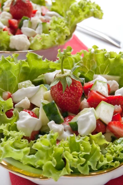 Saláta, uborka, a cukkini és a szamóca — Stock Fotó