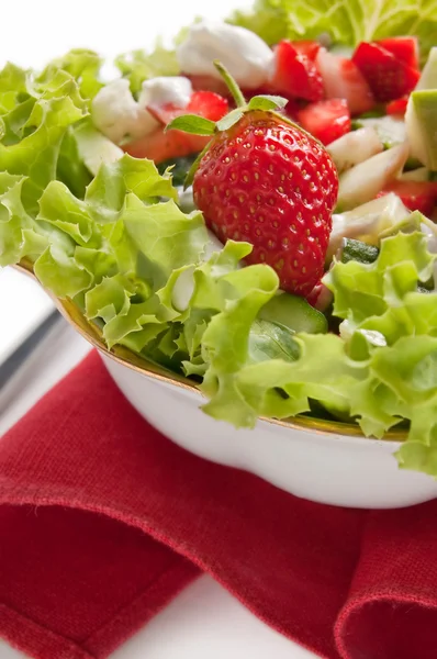 Листя салату з огірком, кабачками і полуницею — стокове фото