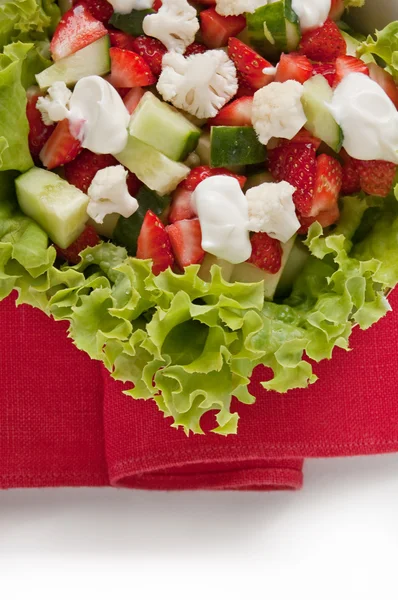 Green salad with cucumber, zucchini and strawberries — Stock Photo, Image