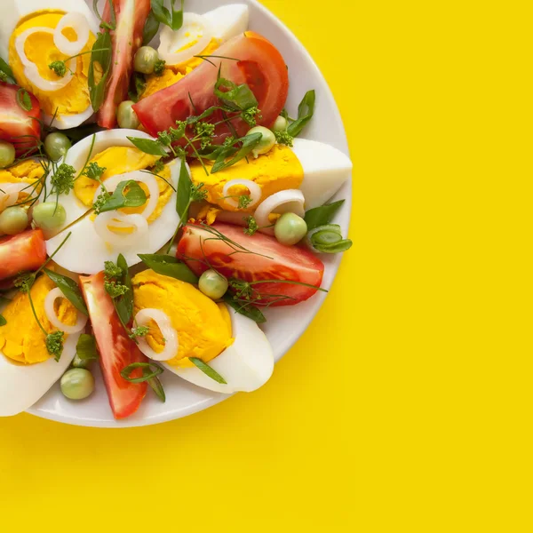토마토, 계란, 완두콩, 신선한 허브 샐러드 — 스톡 사진