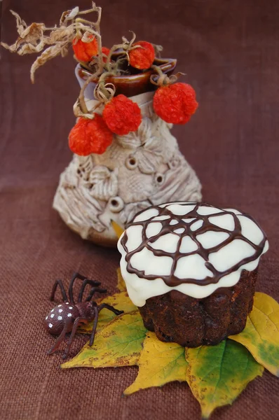 Украшенный кекс на Хэллоуин — стоковое фото
