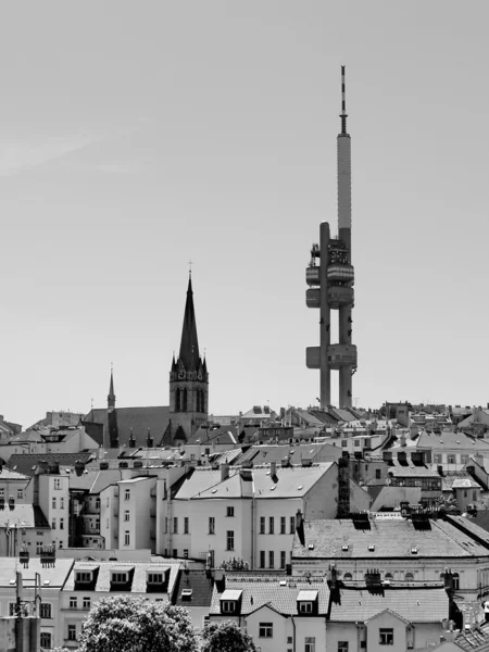Staden Prag från ovan med th TV-tornet — Stockfoto