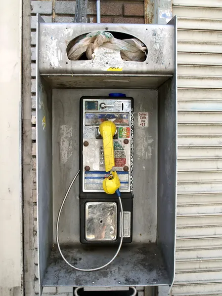 Брудний зламаний громадський телефон — стокове фото