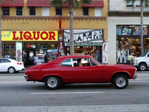 Chłodny czerwony samochód na ulicach hollywood os — Zdjęcie stockowe