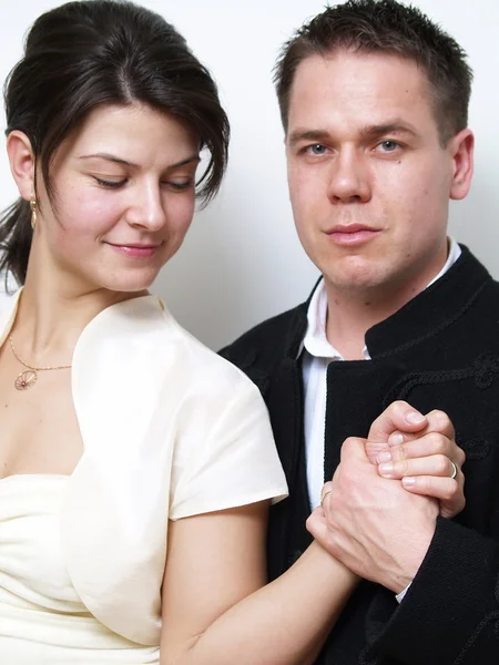 Свежая пара, держащая друг друга за руку — стоковое фото
