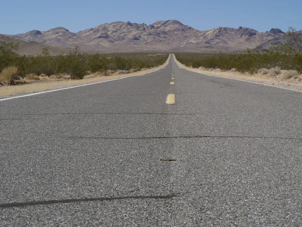 Estrada sem fim no deserto — Fotografia de Stock