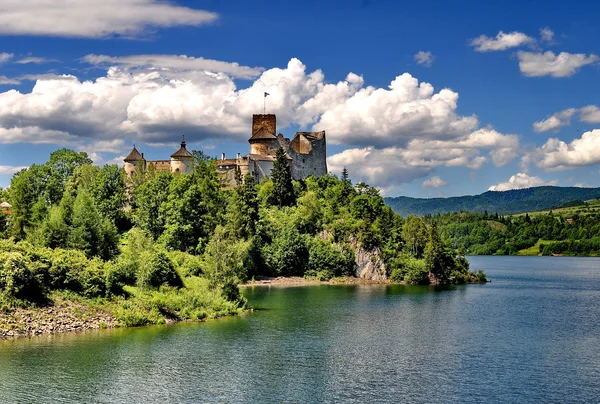 Castelo em uma colina além de um lago (Nedec, Polônia ) — Fotografia de Stock