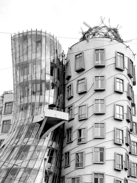PRAGUE - APRIL 29: The Dancing House in the center of Prague. Seen during gloomy, winter day. The building was designed by Vlado Milunic and Frank Gehry. Built in 1996. Prague, April 29, 2012. — Stock Photo, Image