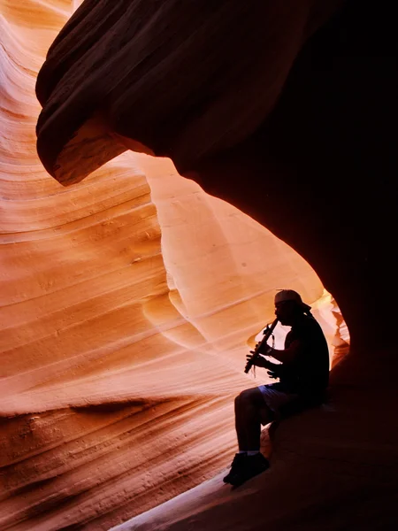 Hombre Navajo tocando la flauta en Antelope Canyon — Foto de Stock