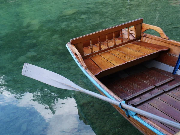 Barco vacío en el agua — Foto de Stock