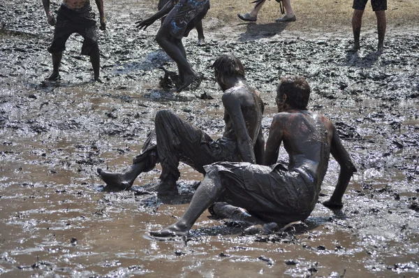 Ψυχαγωγούνται στη λάσπη στο Φεστιβάλ ozora Εικόνα Αρχείου