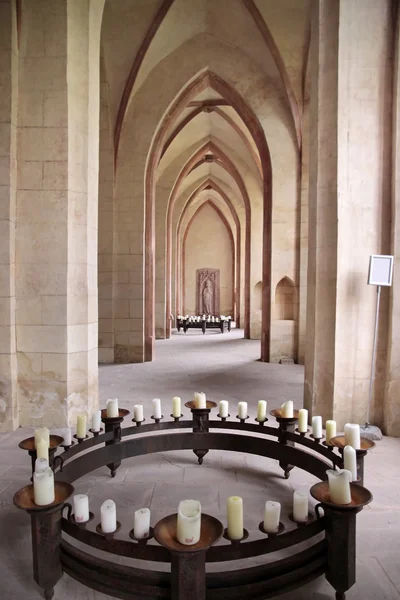 蜡烛在教堂中殿 — 图库照片