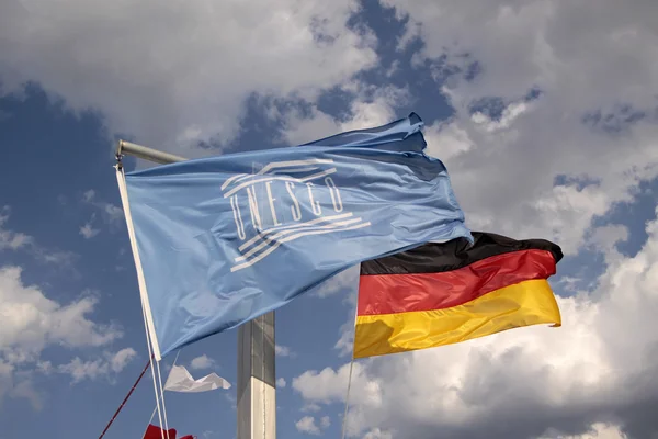 Flaggen Deutschlands und der Unesco — Stockfoto